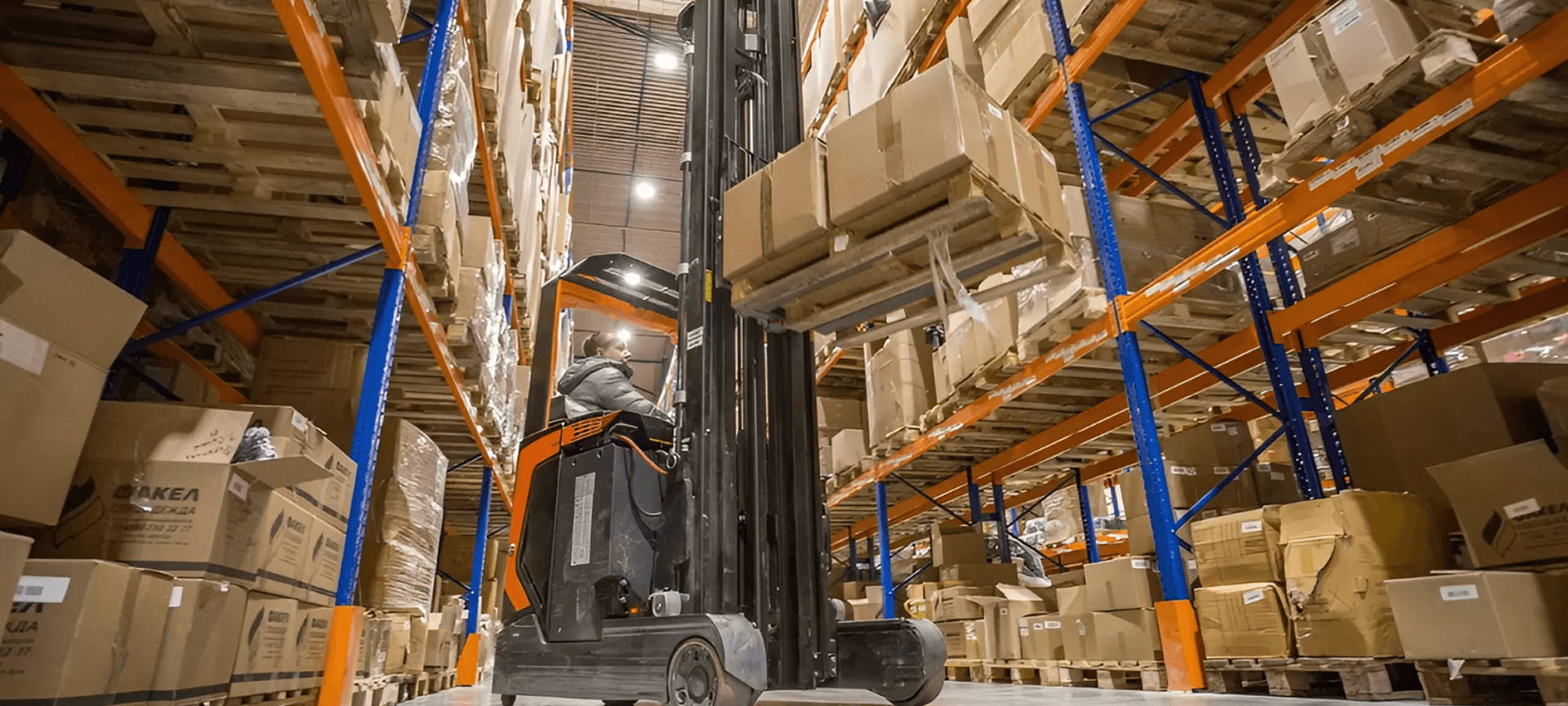 Изображение стеллажей и погрузчика